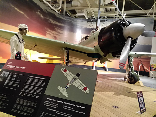 ハワイの太平洋航空博物館では、自国の戦闘機ではなく、ゼロ戦が一番最初に展示されている［ハワイ09］
